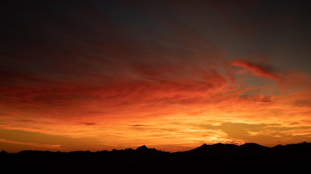Nubes rojas Las partículas en el aire hacen que se pierdan los colores que componen el espectro de luz solar.